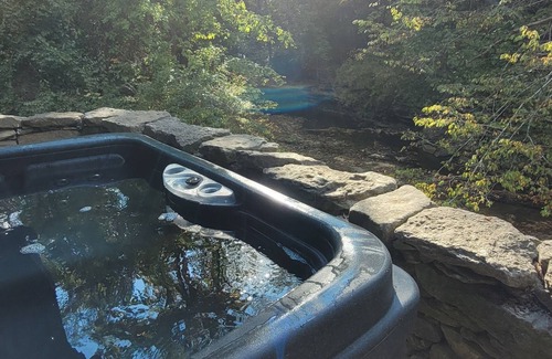 Frankfort Cottage | Eire Cottage, Private Waterfall views, Hot tub. On Bourbon trail.