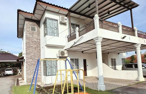 Sungai Tangkas House | Eizy Cozy Home