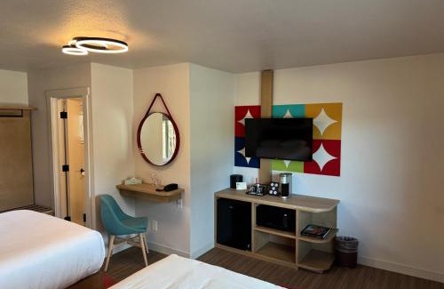St. Helena Hotel | El Bonita Motel