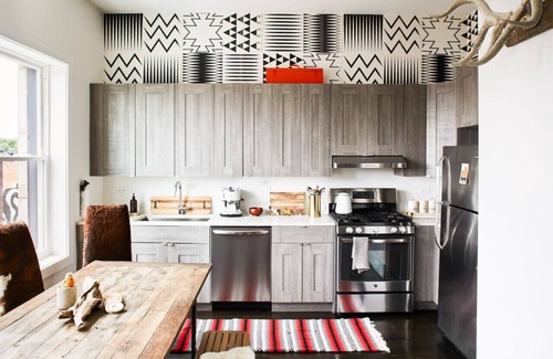 Logan Square House | El Motel Tres Penthouse in Logan Square that sleeps 12 + grill & backyard patio