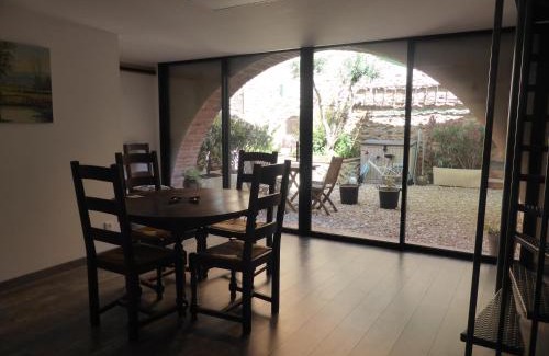 Montauriol Apartment | El pati català