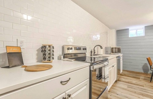 Broadmoor Apartment | El Sereno Bungalow! Pet-Friendly Ivywild Flat