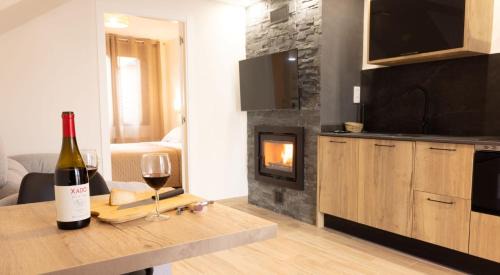 Beceite Apartment | El sueño del Búho 5. Un dormitorio con chimenea
