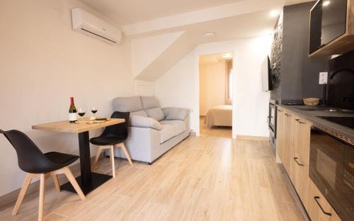 Beceite Apartment | El sueño del Búho 5. Un dormitorio con chimenea