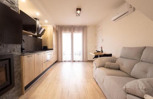Beceite Apartment | El sueño del Búho 5. Un dormitorio con chimenea