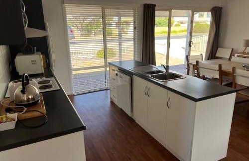 Waterhouse House | Elandra House - WiFi pet friendly outside