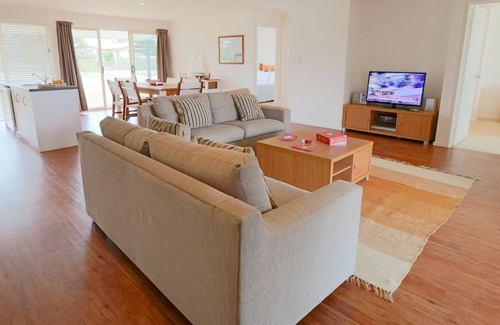 Waterhouse House | Elandra only a stones throw from the beach