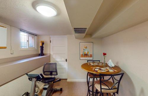 Lincoln Park Apartment | Elati Guesthouse