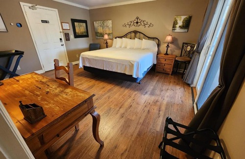Lookout Valley Neighborhood Association Hotel | Elder Mountain Room at Tennessee RiverPlace