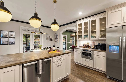 Asheville House | Electric Grove Estate by 5 Seasons Homestays