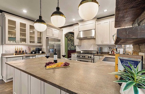 Asheville House | Electric Grove Estate by 5 Seasons Homestays