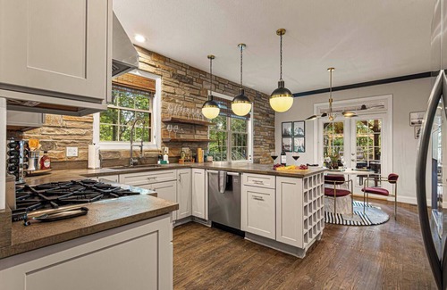 Asheville House | Electric Grove Estate by 5 Seasons Homestays