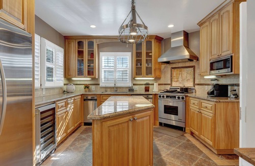 Shasta-Hanchett Park House | Elegance & Comfort, Spacious 6BR in Accessible & Historic San Jose Neighborhood