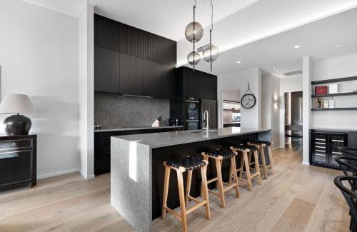 Wanaka House | Elegance on Warren