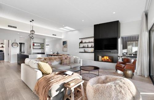 Wanaka House | Elegance on Warren