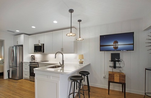 Bunker Oaks Condo | Elegant 1/1 condo The Meadows Pool and Golf Courses!