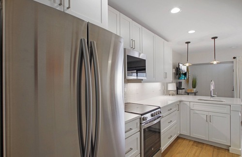 Bunker Oaks Condo | Elegant 1/1 condo The Meadows Pool and Golf Courses!