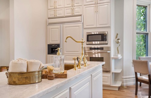 Heber House | Elegant 1892 Queen Anne Manor | Sleeps 10 | Weddings, Reunions, Events, Romantic | Gourmet Kitchen