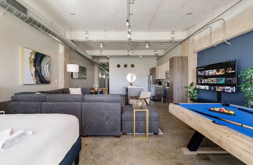 Downtown Dallas Apartment | Elegant 1BD | DT Dallas | Sleeps 4 | Free Parking