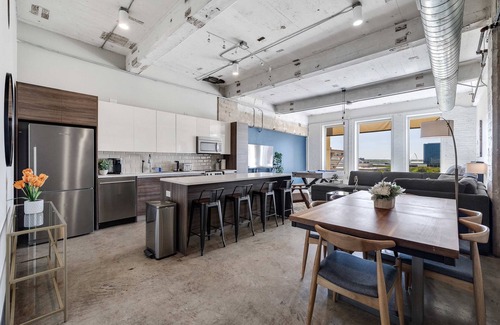 Downtown Dallas Apartment | Elegant 1BD | DT Dallas | Sleeps 4 | Free Parking