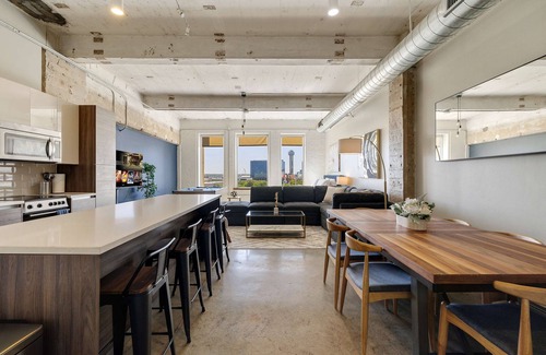 Downtown Dallas Apartment | Elegant 1BD | DT Dallas | Sleeps 4 | Free Parking