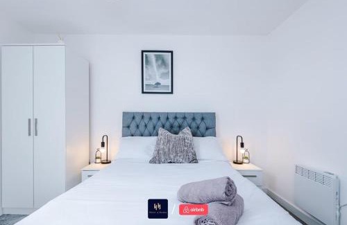 Salford Apartment | Elegant 1BR in Salford, Balcony, WiFi, Kitchen