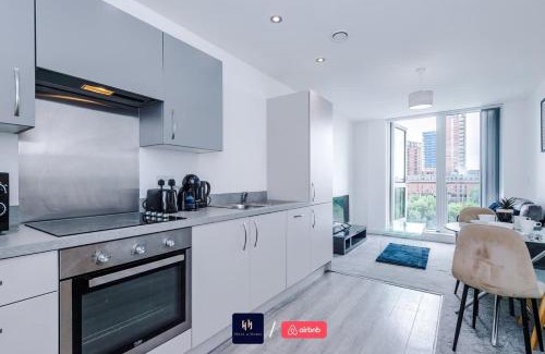 Salford Apartment | Elegant 1BR in Salford, Balcony, WiFi, Kitchen