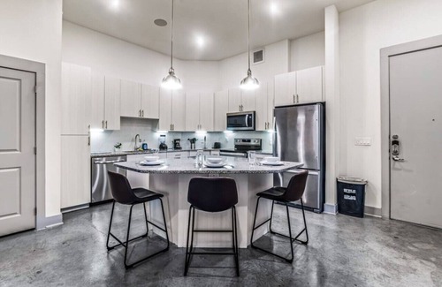 Fort Worth Apartment | Elegant 2 BD/2 BA Retreat Ideal for Comfort &Style