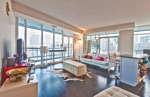 Bathurst Quay Apartment | Elegant 2 BD Waterfront Condo w FREE PARKING