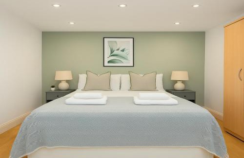 Shepherd's Bush Apartment | Elegant 2 Bed Flat near Camden Market