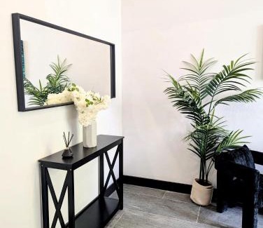 North Finchley Apartment | Elegant 2 bed flat with balcony in London