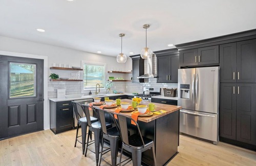 East Point House | Elegant 2 bedroom, 10 minutes from the Airport!