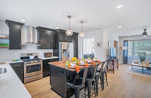East Point House | Elegant 2 bedroom, 10 minutes from the Airport!