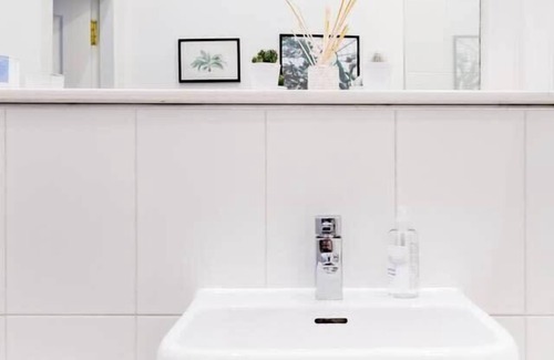 North West Apartment | Elegant 2 Bedroom Apartment in West End