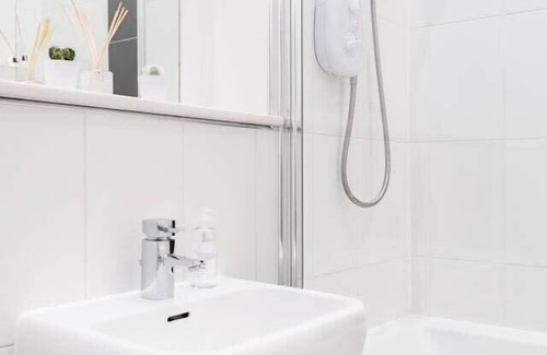 North West Apartment | Elegant 2 Bedroom Apartment in West End
