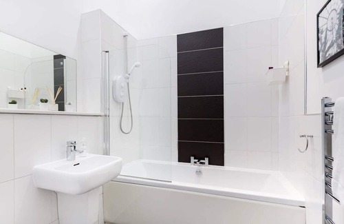 North West Apartment | Elegant 2 Bedroom Apartment in West End