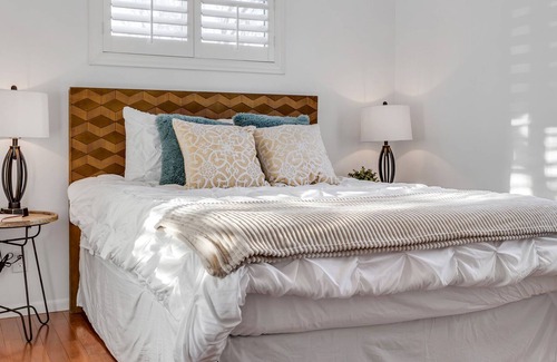 Arleta House | Elegant 2 Bedroom Home W/Parking
