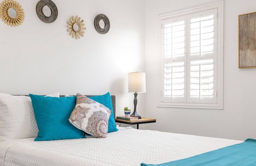 Arleta House | Elegant 2 Bedroom Home W/Parking