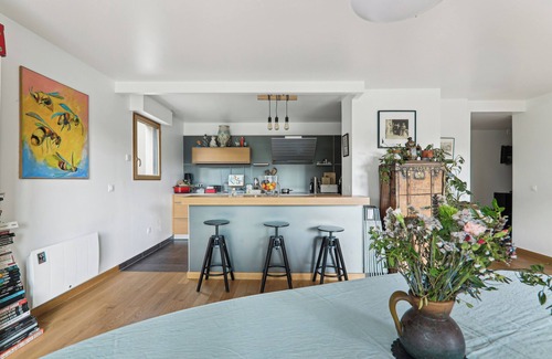 Pere Lachaise Apartment | Elegant 2 Bedroom Parisian flat with lovely balcony view of the Père Lachaise