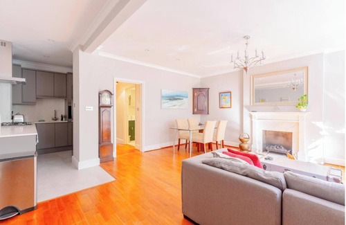 West Kensington Apartment | Elegant 2BD Flat with Prvt Patio, West Kensington