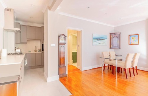West Kensington Apartment | Elegant 2BD Flat with Prvt Patio, West Kensington