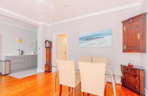 West Kensington Apartment | Elegant 2BD Flat with Prvt Patio, West Kensington