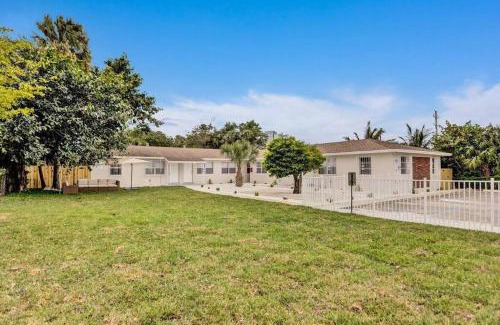 Progressive Northwest Apartment | Elegant 2Bd Home, West Palm Beach, Steps to Beach