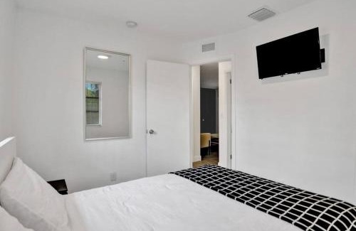 Progressive Northwest Apartment | Elegant 2Bd Home, West Palm Beach, Steps to Beach