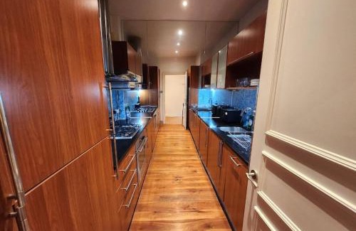 Little Venice Apartment | Elegant 2BR Apartment Steps from Tube