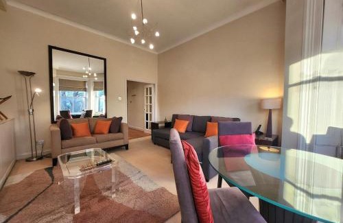 Little Venice Apartment | Elegant 2BR Apartment Steps from Tube