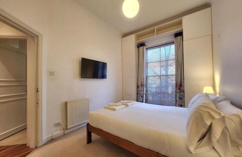 Little Venice Apartment | Elegant 2BR Apartment Steps from Tube