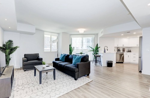 Crystal City Apartment | Elegant 2BR Apartment Minutes From DC
