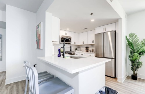 Crystal City Apartment | Elegant 2BR Apartment Minutes From DC
