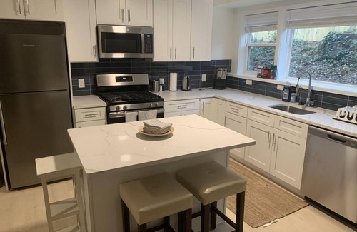 Taylor Run Condo | Elegant 2BR Condo with Modern Comforts in Alexandria